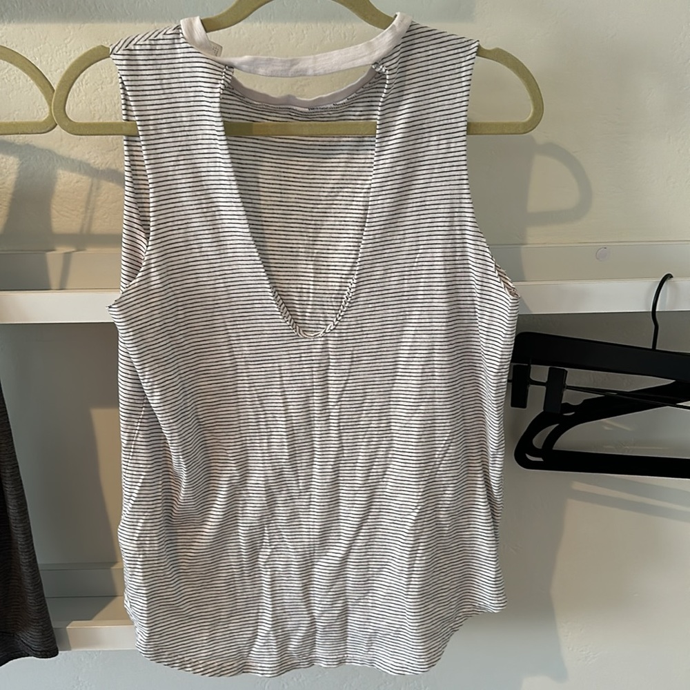 Workout top - Picture 2 of 3